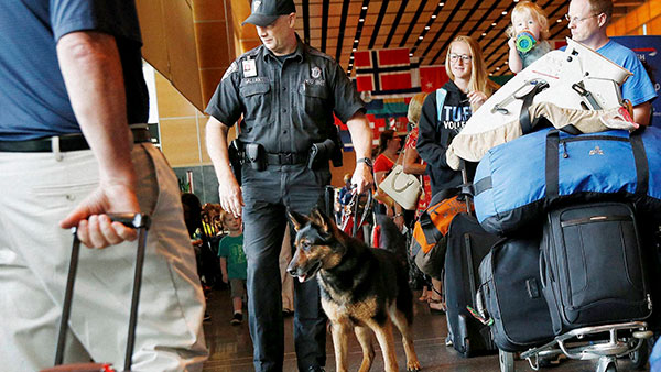 ವಿಮಾನ ನಿಲ್ದಾಣಗಳಲ್ಲಿನ ಪೊಲೀಸ್ ಶ್ವಾನಗಳ ಸಾಮರ್ಥ್ಯ ನಿಮಗೆ ಗೊತ್ತೇ? ಇಲ್ಲಿದೆ ಸಂಪೂರ್ಣ ಮಾಹಿತಿ... 