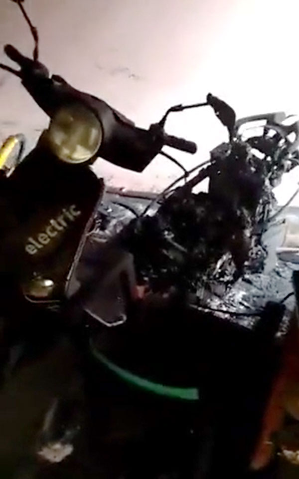 ದೆಹಲಿ ಇವಿ ಪಾರ್ಕಿಂಗ್ ಸ್ಪೇಸ್‌ನಲ್ಲಿ ಬೆಂಕಿ ಅವಘಡ: 100ಕ್ಕೂ ಹೆಚ್ಚು ವಾಹನಗಳು ಸುಟ್ಟು ಭಸ್ಮ