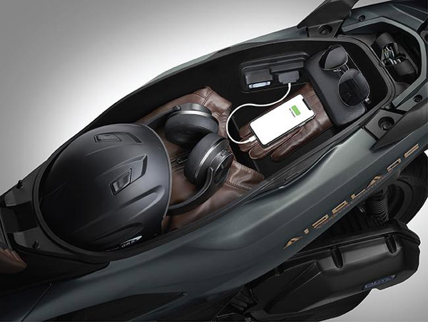 ಹೊಸ ನವೀಕರಣಗಳೊಂದಿಗೆ ಏರ್ಬ್ಲೇಡ್ 160 ಮ್ಯಾಕ್ಸಿ ಸ್ಕೂಟರ್ ಪರಿಚಯಿಸಿದ ಹೋಂಡಾ ಹೊಸ ನವೀಕರಣಗಳೊಂದಿಗೆ ಏರ್ಬ್ಲೇಡ್ 160 ಮ್ಯಾಕ್ಸಿ ಸ್ಕೂಟರ್ ಪರಿಚಯಿಸಿದ ಹೋಂಡಾ