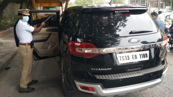 ಟ್ರಾಫಿಕ್‌ನಲ್ಲಿ ಸಿಲುಕಿದ್ದ ಮಿನಿಸ್ಟರ್ ಕಾರಿಗೆ ದಾರಿ ಬಿಡದವನ ಮೇಲೆ ಪೊಲೀಸರ ಹಲ್ಲೆ: ವಿಡಿಯೋ ವೈರಲ್ 