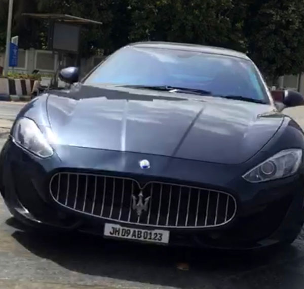 ಬೀದಿ ನಾಯಿಗೆ ಡಿಕ್ಕಿ ಹೊಡೆದ ಐಷಾರಾಮಿ ಕಾರು ಚಾಲಕನ ವಿರುದ್ದ ಪ್ರಕರಣ ದಾಖಲಿಸಿದ ಪೊಲೀಸರು