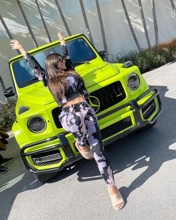 ಮಾಜಿ ನೀಲಿ ತಾರೆ ಮಿಯಾ ಖಲೀಫಾ ಬಳಿ ಇರುವ ದುಬಾರಿ ಬೆಲೆಯ ಐಷಾರಾಮಿ ಕಾರುಗಳಿವು..