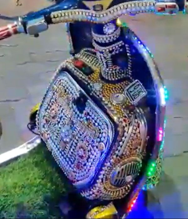 ಮ್ಯೂಸಿಕಲ್ ಸ್ಕೂಟರ್‌ನ ವಿಡಿಯೋ ಹಂಚಿಕೊಂಡು 