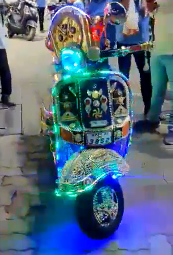 ಮ್ಯೂಸಿಕಲ್ ಸ್ಕೂಟರ್‌ನ ವಿಡಿಯೋ ಹಂಚಿಕೊಂಡು 