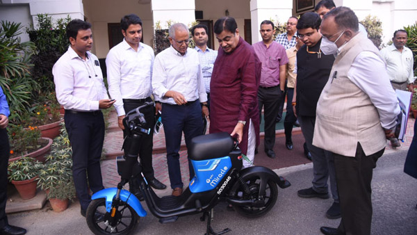 ಯುಲು ಎಲೆಕ್ಟ್ರಿಕ್ ಬೈಕ್ ಓಡಿಸಿದ ನಿತಿನ್ ಗಡ್ಕರಿ: ಪ್ರಮುಖ ನಗರಗಳಲ್ಲಿ ಸ್ಕ್ಯಾನರ್‌ ಮೂಲಕ ಬಾಡಿಗೆಗೆ ಲಭ್ಯ 