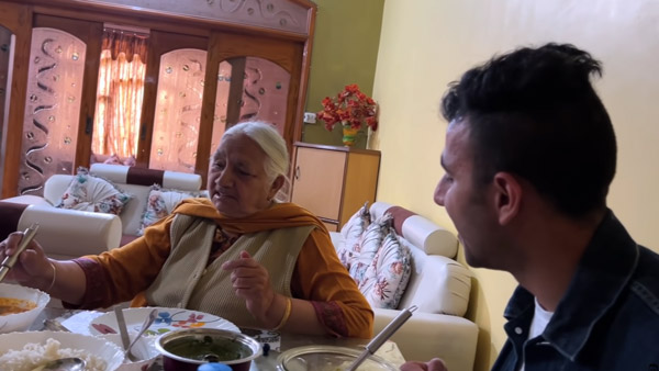 ಅಜ್ಜಿಯ ಕನಸಿನ ಕಾರನ್ನು ಗಿಫ್ಟ್ ನೀಡಿದ ಮೊಮ್ಮಗ: ಶೋರೂಂನಲ್ಲೇ ತಬ್ಬಿ ಮುದ್ದಾಡಿದ ವೃದ್ಧೆ