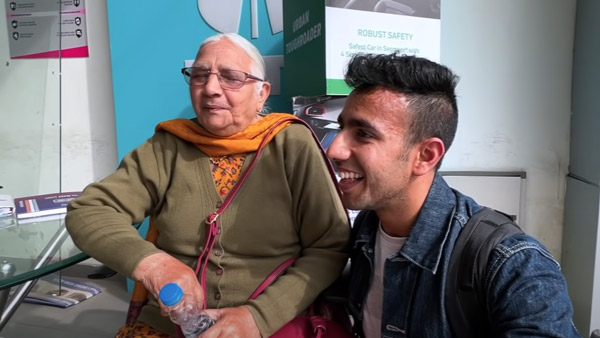 ಅಜ್ಜಿಯ ಕನಸಿನ ಕಾರನ್ನು ಗಿಫ್ಟ್ ನೀಡಿದ ಮೊಮ್ಮಗ: ಶೋರೂಂನಲ್ಲೇ ತಬ್ಬಿ ಮುದ್ದಾಡಿದ ವೃದ್ಧೆ