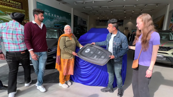 ಅಜ್ಜಿಯ ಕನಸಿನ ಕಾರನ್ನು ಗಿಫ್ಟ್ ನೀಡಿದ ಮೊಮ್ಮಗ: ಶೋರೂಂನಲ್ಲೇ ತಬ್ಬಿ ಮುದ್ದಾಡಿದ ವೃದ್ಧೆ