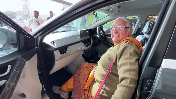 ಅಜ್ಜಿಯ ಕನಸಿನ ಕಾರನ್ನು ಗಿಫ್ಟ್ ನೀಡಿದ ಮೊಮ್ಮಗ: ಶೋರೂಂನಲ್ಲೇ ತಬ್ಬಿ ಮುದ್ದಾಡಿದ ವೃದ್ಧೆ