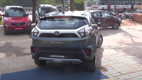 ಅಜ್ಜಿಯ ಕನಸಿನ ಕಾರನ್ನು ಗಿಫ್ಟ್ ನೀಡಿದ ಮೊಮ್ಮಗ: ಶೋರೂಂನಲ್ಲೇ ತಬ್ಬಿ ಮುದ್ದಾಡಿದ ವೃದ್ಧೆ