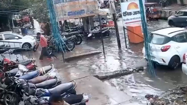 ಭಾರಿ ಮಳೆ: ಅನಾರೋಗ್ಯದಿಂದ ಆಸ್ಪತ್ರೆಗೆ ತೆರಳಿ ರಸ್ತೆ ಕಾಣದೆ ಗುಂಡಿಗೆ ಬಿದ್ದ ದಂಪತಿ!