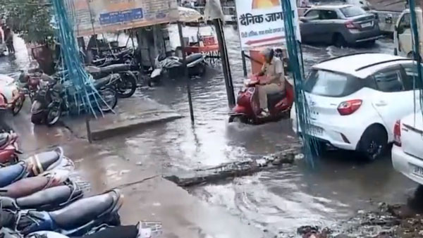 ಭಾರಿ ಮಳೆ: ಅನಾರೋಗ್ಯದಿಂದ ಆಸ್ಪತ್ರೆಗೆ ತೆರಳಿ ರಸ್ತೆ ಕಾಣದೆ ಗುಂಡಿಗೆ ಬಿದ್ದ ದಂಪತಿ!