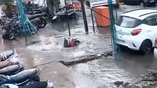 ಭಾರಿ ಮಳೆ: ಅನಾರೋಗ್ಯದಿಂದ ಆಸ್ಪತ್ರೆಗೆ ತೆರಳಿ ರಸ್ತೆ ಕಾಣದೆ ಗುಂಡಿಗೆ ಬಿದ್ದ ದಂಪತಿ!