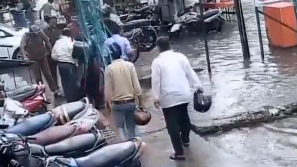 ಭಾರಿ ಮಳೆ: ಅನಾರೋಗ್ಯದಿಂದ ಆಸ್ಪತ್ರೆಗೆ ತೆರಳಿ ರಸ್ತೆ ಕಾಣದೆ ಗುಂಡಿಗೆ ಬಿದ್ದ ದಂಪತಿ!