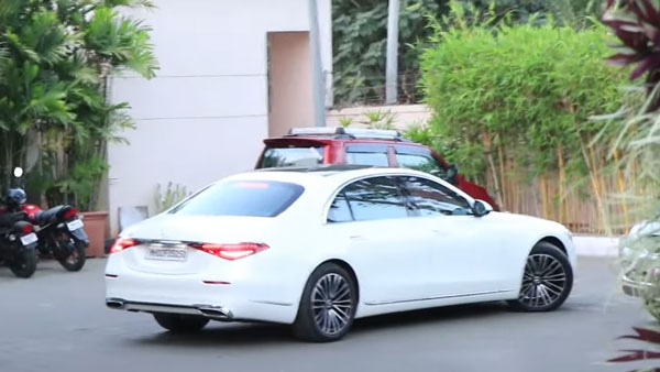 ತಮ್ಮ ಹೊಸ ಐಷಾರಾಮಿ ಮರ್ಸಿಡಿಸ್ ಬೆಂಝ್ ಕಾರಿನಲ್ಲಿ ಕಾಣಿಸಿಕೊಂಡ ಶಾರುಖ್ ಖಾನ್