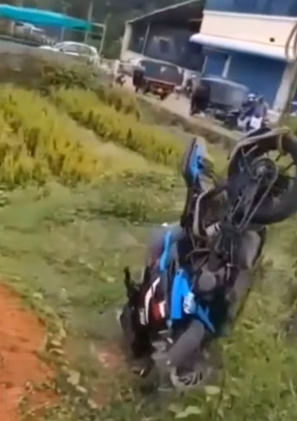  ಅತಿ ವೇಗದ ಚಾಲನೆ: ಗಾಳಿಗೆ ಹಾರಿ ಟ್ರಾನ್ಸ್‌ಫಾರ್ಮರ್ ಒಳಗೆ ಬಿದ್ದ KTM ಬೈಕ್