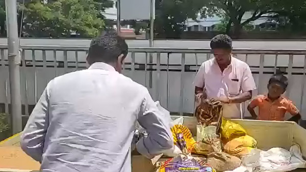 10 ರೂ. ನಾಣ್ಯಗಳಿಂದ 6 ಲಕ್ಷ ರೂ. ಮೌಲ್ಯದ ಕಾರು ಖರೀದಿಸಿದ ಯುವಕ: ಈತ ನೀಡಿದ ಕಾರಣ ಪ್ರಶಂಸನೀಯ! 