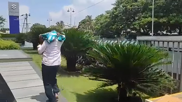 10 ರೂ. ನಾಣ್ಯಗಳಿಂದ 6 ಲಕ್ಷ ರೂ. ಮೌಲ್ಯದ ಕಾರು ಖರೀದಿಸಿದ ಯುವಕ: ಈತ ನೀಡಿದ ಕಾರಣ ಪ್ರಶಂಸನೀಯ! 