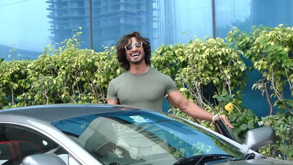 ದುಬಾರಿ ಸ್ಪೋರ್ಟ್ಸ್ ಕಾರಿನಲ್ಲಿ ಮಹಿಳಾ ಅಭಿಮಾನಿಯನ್ನು ರೈಡ್‌ಗೆ ಕರೆದೊಯ್ದ ಬಾಲಿವುಡ್ ನಟ