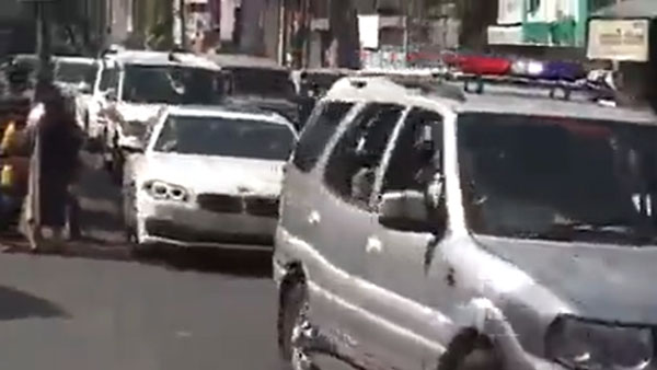 ಟ್ರಾಫಿಕ್‌ನಲ್ಲಿ ಸಿಲುಕಿದ್ದ ಮಿನಿಸ್ಟರ್ ಕಾರಿಗೆ ದಾರಿ ಬಿಡದವನ ಮೇಲೆ ಪೊಲೀಸರ ಹಲ್ಲೆ: ವಿಡಿಯೋ ವೈರಲ್ 