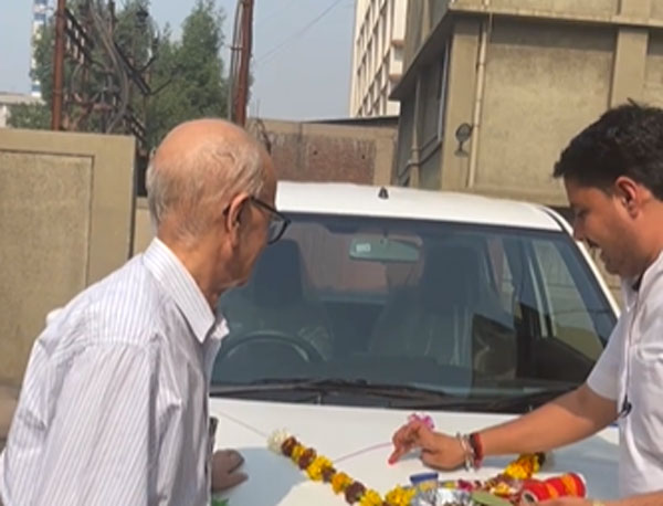 25 ವರ್ಷ ಶ್ರಮಿಸಿ 85ನೇ ವಯಸ್ಸಿನಲ್ಲಿ ಕಾರು ಖರೀದಿಸಿದ ವೃದ್ಧನ ಯಶಸ್ಸಿಗೆ ಪ್ರಶಂಸೆಗಳ ಮಹಾಪೂರ 