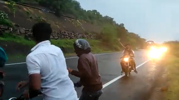 ದಾರಿ ಬಿಡ್ರಪ್ಪ ಎಂದು ಹಾರ್ನ್ ಮಾಡಿದ ಟ್ರಕ್ ಮುಂದೆ ನಾಗಿನ್ ಸ್ಟೆಪ್ಸ್ ಹಾಕಿದ ಬೈಕ್ ಸವಾರರು 