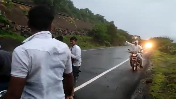 ದಾರಿ ಬಿಡ್ರಪ್ಪ ಎಂದು ಹಾರ್ನ್ ಮಾಡಿದ ಟ್ರಕ್ ಮುಂದೆ ನಾಗಿನ್ ಸ್ಟೆಪ್ಸ್ ಹಾಕಿದ ಬೈಕ್ ಸವಾರರು 