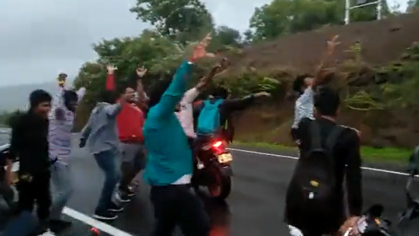 ದಾರಿ ಬಿಡ್ರಪ್ಪ ಎಂದು ಹಾರ್ನ್ ಮಾಡಿದ ಟ್ರಕ್ ಮುಂದೆ ನಾಗಿನ್ ಸ್ಟೆಪ್ಸ್ ಹಾಕಿದ ಬೈಕ್ ಸವಾರರು 