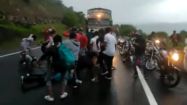 ದಾರಿ ಬಿಡ್ರಪ್ಪ ಎಂದು ಹಾರ್ನ್ ಮಾಡಿದ ಟ್ರಕ್ ಮುಂದೆ ನಾಗಿನ್ ಸ್ಟೆಪ್ಸ್ ಹಾಕಿದ ಬೈಕ್ ಸವಾರರು 