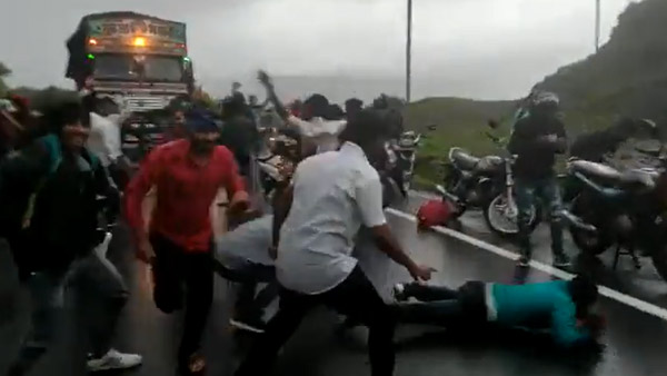 ದಾರಿ ಬಿಡ್ರಪ್ಪ ಎಂದು ಹಾರ್ನ್ ಮಾಡಿದ ಟ್ರಕ್ ಮುಂದೆ ನಾಗಿನ್ ಸ್ಟೆಪ್ಸ್ ಹಾಕಿದ ಬೈಕ್ ಸವಾರರು 