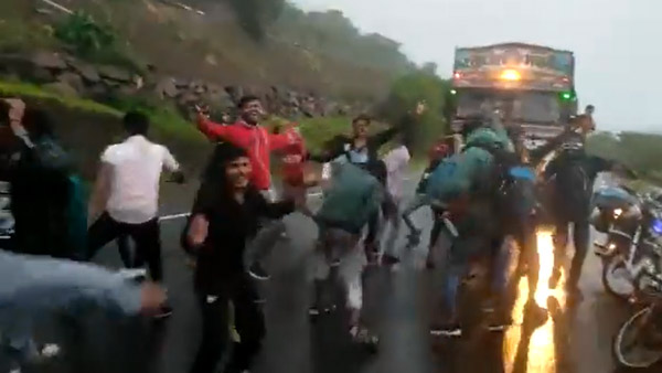 ದಾರಿ ಬಿಡ್ರಪ್ಪ ಎಂದು ಹಾರ್ನ್ ಮಾಡಿದ ಟ್ರಕ್ ಮುಂದೆ ನಾಗಿನ್ ಸ್ಟೆಪ್ಸ್ ಹಾಕಿದ ಬೈಕ್ ಸವಾರರು 