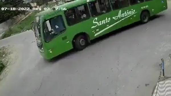 ತಲೆಯ ಮೇಲೆ ಬಸ್‌ ಏರಿದರೂ ಪ್ರಾಣಾಪಾಯದಿಂದ ಪಾರದ ಯುವಕ: ವಿಡಿಯೋ ನೋಡಿ...