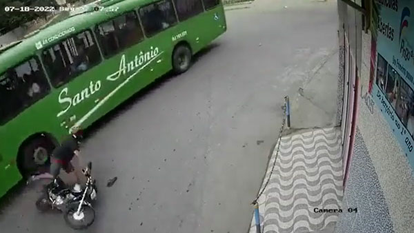 ತಲೆಯ ಮೇಲೆ ಬಸ್‌ ಏರಿದರೂ ಪ್ರಾಣಾಪಾಯದಿಂದ ಪಾರದ ಯುವಕ: ವಿಡಿಯೋ ನೋಡಿ...