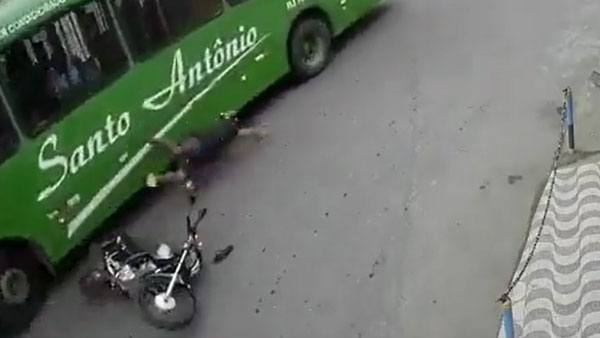 ತಲೆಯ ಮೇಲೆ ಬಸ್‌ ಏರಿದರೂ ಪ್ರಾಣಾಪಾಯದಿಂದ ಪಾರದ ಯುವಕ: ವಿಡಿಯೋ ನೋಡಿ...