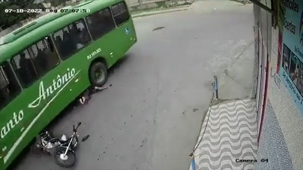 ತಲೆಯ ಮೇಲೆ ಬಸ್‌ ಏರಿದರೂ ಪ್ರಾಣಾಪಾಯದಿಂದ ಪಾರದ ಯುವಕ: ವಿಡಿಯೋ ನೋಡಿ...