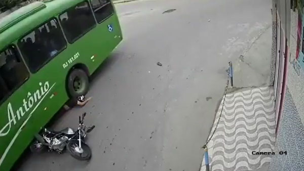 ತಲೆಯ ಮೇಲೆ ಬಸ್‌ ಏರಿದರೂ ಪ್ರಾಣಾಪಾಯದಿಂದ ಪಾರದ ಯುವಕ: ವಿಡಿಯೋ ನೋಡಿ...