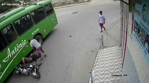 ತಲೆಯ ಮೇಲೆ ಬಸ್‌ ಏರಿದರೂ ಪ್ರಾಣಾಪಾಯದಿಂದ ಪಾರದ ಯುವಕ: ವಿಡಿಯೋ ನೋಡಿ...