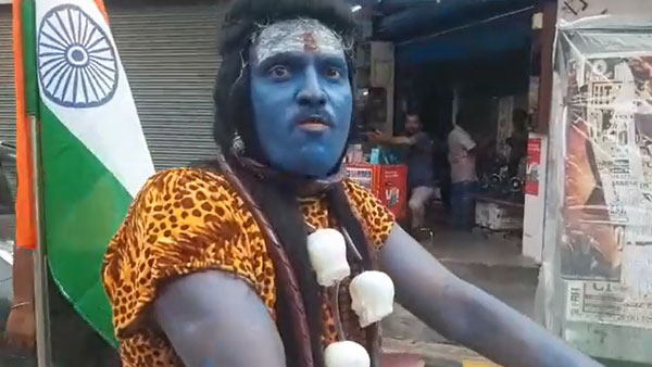 ಬೈಕನ್ನು ನಂದಿಯಂತೆ ಮಾಡಿಫೈಗೊಳಿಸಿ ಶಿವನ ವೇಷದಲ್ಲಿ ಹರಿದ್ವಾರಕ್ಕೆ ಪಯಣ: ಸೆಲ್ಫಿಗಾಗಿ ಮುಗಿಬಿದ್ದ ಜನ 