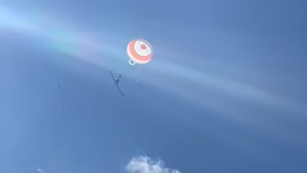 ಪ್ಯಾರಾಚ್ಯೂಟ್ ಬಳಸಿ ವಿಮಾನ ಸಮೇತ ಲ್ಯಾಂಡ್ ಆಗಿ ಜೀವ ಉಳಿಸಿಕೊಂಡ ಪೈಲಟ್: ವಿಡಿಯೋ ವೈರಲ್