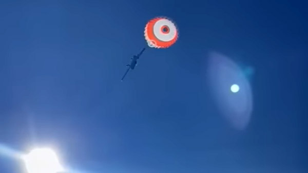 ಪ್ಯಾರಾಚ್ಯೂಟ್ ಬಳಸಿ ವಿಮಾನ ಸಮೇತ ಲ್ಯಾಂಡ್ ಆಗಿ ಜೀವ ಉಳಿಸಿಕೊಂಡ ಪೈಲಟ್: ವಿಡಿಯೋ ವೈರಲ್