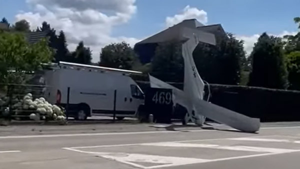 ತಲೆಯ ಮೇಲೆ ಬಸ್‌ ಏರಿದರೂ ಪ್ರಾಣಾಪಾಯದಿಂದ ಪಾರದ ಯುವಕ: ವಿಡಿಯೋ ನೋಡಿ...