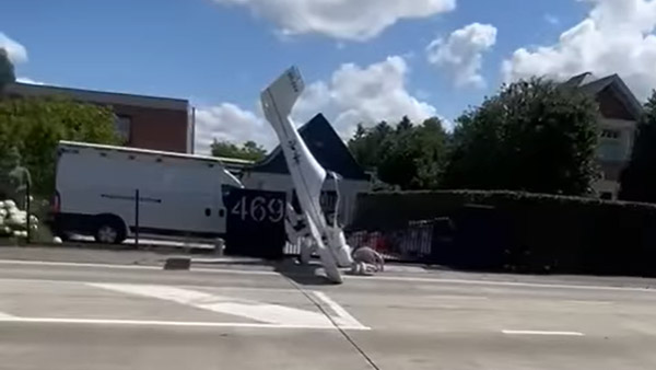 ಪ್ಯಾರಾಚ್ಯೂಟ್ ಬಳಸಿ ವಿಮಾನ ಸಮೇತ ಲ್ಯಾಂಡ್ ಆಗಿ ಜೀವ ಉಳಿಸಿಕೊಂಡ ಪೈಲಟ್: ವಿಡಿಯೋ ವೈರಲ್