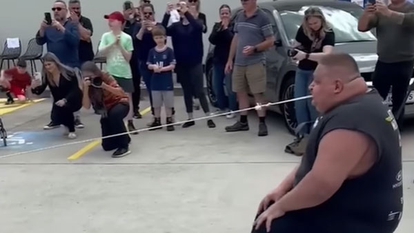 ಹಲ್ಲಿನಿಂದ ಬರೋಬ್ಬರಿ 5 ಕಾರುಗಳನ್ನು ಕಚ್ಚಿ ಎಳೆದು ವಿಶ್ವದಾಖಲೆ 