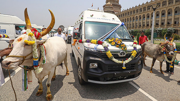 ಪ್ರಾಣಿಗಳಿಗೆ ಸ್ಥಳದಲ್ಲೇ ಚಿಕಿತ್ಸೆ ನೀಡುವ 82 'ಪಶು ಸಂಜೀವಿನಿ' ಆಂಬ್ಯುಲೆನ್ಸ್‌ಗಳಿಗೆ ನಾಳೆ ಚಾಲನೆ