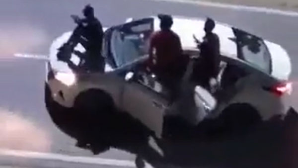 ಲೇಡಿಸ್ ಹಾಸ್ಟಲ್ ಮುಂದೆ ಸ್ಟಂಟ್ ಮಾಡಿ ಪೊಲೀಸರಿಗೆ ಸಿಕ್ಕಿಬಿದ್ದ ಯುವಕರು: ವಿಡಿಯೋ ವೈರಲ್ 