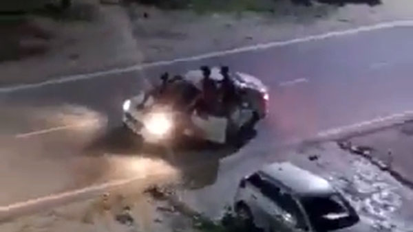 ಲೇಡಿಸ್ ಹಾಸ್ಟಲ್ ಮುಂದೆ ಸ್ಟಂಟ್ ಮಾಡಿ ಪೊಲೀಸರಿಗೆ ಸಿಕ್ಕಿಬಿದ್ದ ಯುವಕರು: ವಿಡಿಯೋ ವೈರಲ್ 