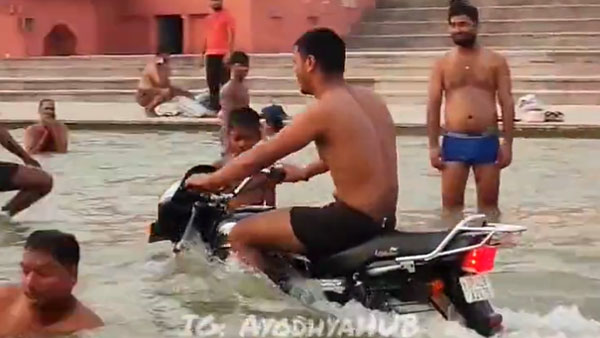 ಅಯೋಧ್ಯೆ ನದಿಯಲ್ಲಿ ಅರೆಬೆತ್ತಲೆಯಾಗಿ ಬೈಕ್ ಚಲಾಯಿಸಿದ ಯುವಕ ಬಂಧನ