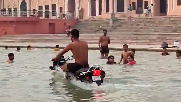 ಅಯೋಧ್ಯೆ ನದಿಯಲ್ಲಿ ಅರೆಬೆತ್ತಲೆಯಾಗಿ ಬೈಕ್ ಚಲಾಯಿಸಿದ ಯುವಕ ಬಂಧನ
