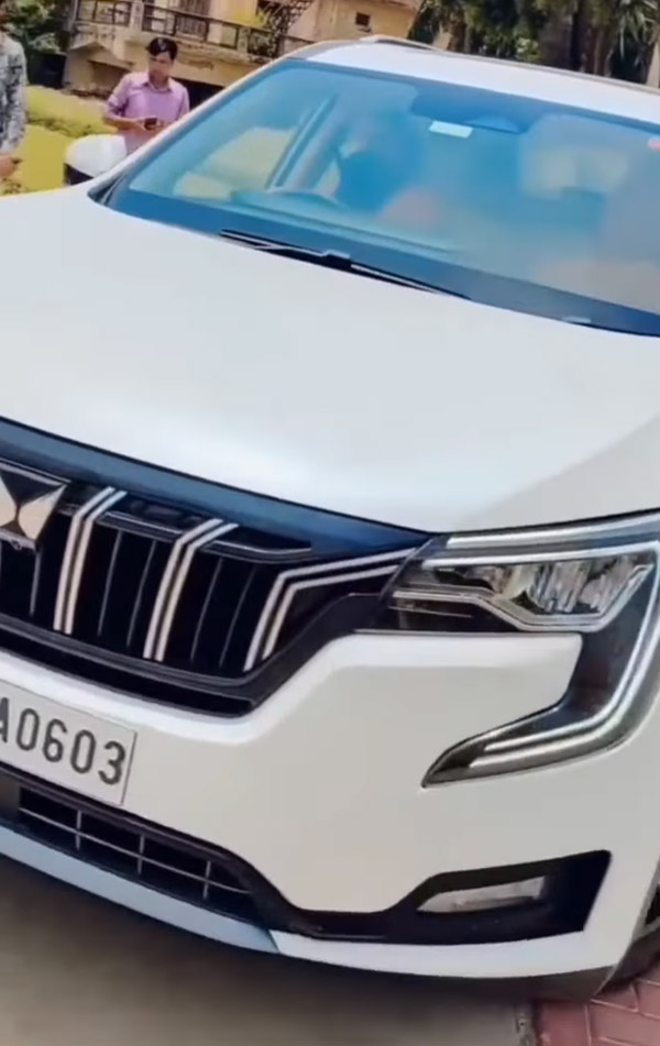 ತಮ್ಮ ಹೊಸ ಮಹೀಂದ್ರಾ ಎಕ್ಸ್‌ಯುವಿ700 ಕಾರು ಡ್ರೈವ್ ಮಾಡಿದ ಯೋಗ ಗುರು ಬಾಬಾ ರಾಮ್‌ದೇವ್ 