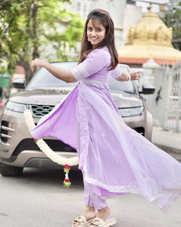 ಐಷಾರಾಮಿ ರೇಂಜ್ ರೋವರ್ ಕಾರು ಖರೀದಿಸಿದ ಕನ್ನಡದ ಖ್ಯಾತ ನಿರೂಪಕಿ 